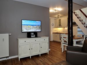 Wohnzimmer mit Kommode und TV