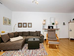 Wohnzimmer mit Sofaecke und TV