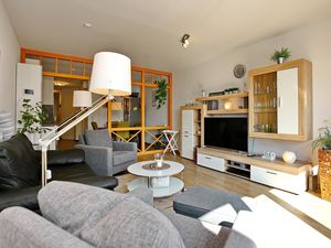 Wohnzimmer mit Schlafcouch und TV