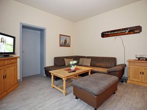 Wohnzimmer mit Couch und TV