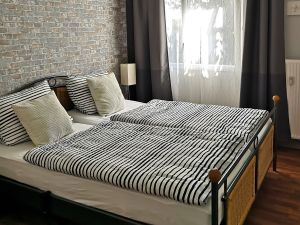 Schlafzimmer mit Doppelbett