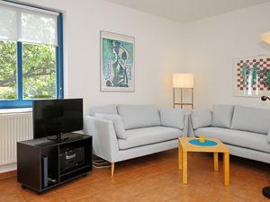 Wohnbereich mit Sitzecke und TV