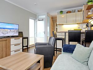 Wohnzimmer mit Schlafcouch und TV