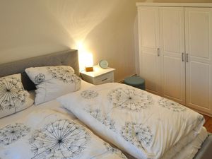 Schlafzimmer mit Doppelbett und Kleiderschrank