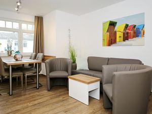 Wohnzimmer mit Sofa und Essbereich