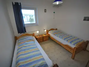 Schlafzimmer mit zwei Einzelbetten