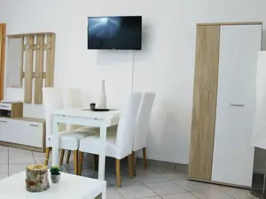 Wohnzimmer mit TV und Amazon FireTV