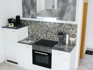 Küche mit Gefrierkombination und Backofen