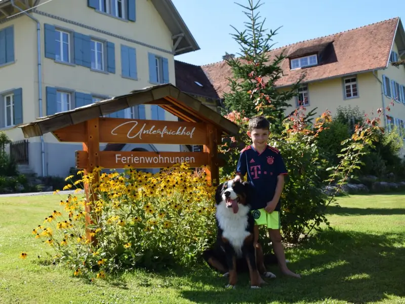 Hofschild mit Hund und Jonas