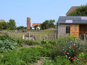 Gemüsegarten und Hühnerhaus  mit Blick auf die Alte Kirche