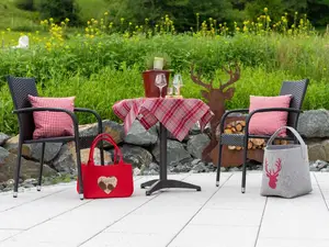 "gmiadlich" im Garten sitzen