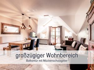 Wohnzimmer_großzügig_Balkontür mit Mückenschutzgitter_Fewo Schlossblick