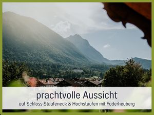 Ausblick vom großen, überdachten Balkon_auf Schloss und Hochstaufen_Fewo Schlossblick