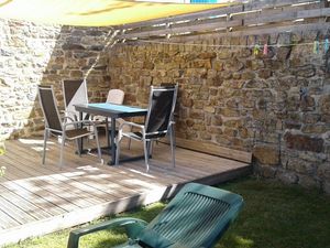 Terrasse et salon de jardin +barbecue 