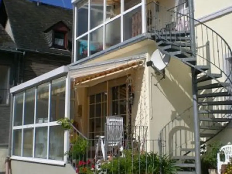 Hofansicht mit Terasse