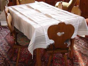 Wohnzimmer mit traditionellem Arventäfer und grossem Tisch und Erker