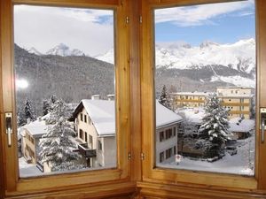 Erker - ideal zum Lesen - mit herrlicher Aussicht in Richtung St. Moritz auf die Julierkette