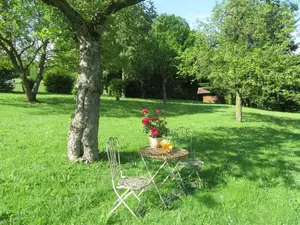 Sitzplatz unterm Baum Sitzplatz unterm Baum