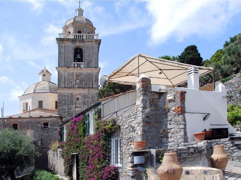 La BouganVilla neben der Kirche San Lorenzo