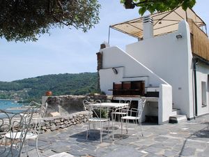 Terrasse mit Holzgrill