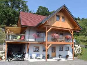 große west- und südseitig überdachte Terrasse