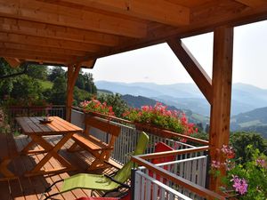 Blick auf das Tal von der südseitig überdachten Terrasse