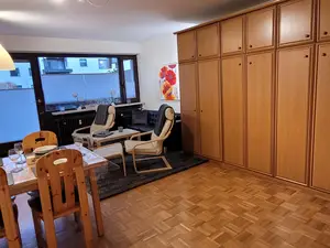 Wohn-/Esszimmer mit hochgeklapptem Schrankbett Wohn-/Esszimmer mit hochgeklapptem Schrankbett
