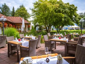 Yachthotel Chiemsee Seeterrasse.jpg