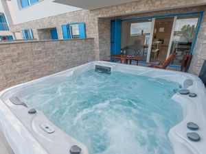 Wellness. Jacuzzi  vor der Terrasse