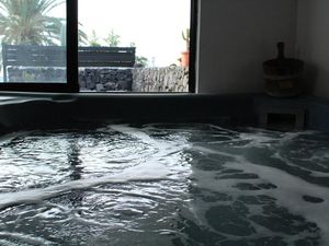 Whirlpool mit Blick zur Terrasse