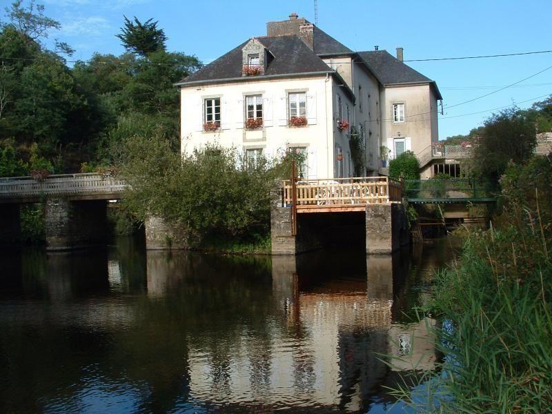 das Haus mit den Ferienwohnungen vom Fluss aus