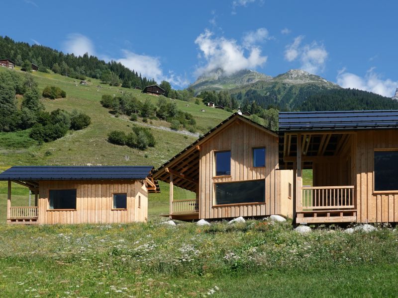 Ferienhäuser Stiva Pintga, Aussenansicht Sommer