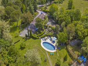 Das Grundstück und der gepflegte Garten mit dem ausgestatteten Pool