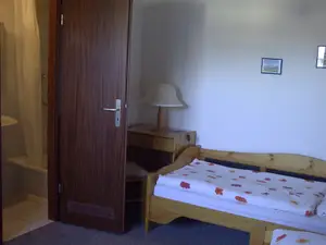 Zimmer mit Blick ins Badezimmer