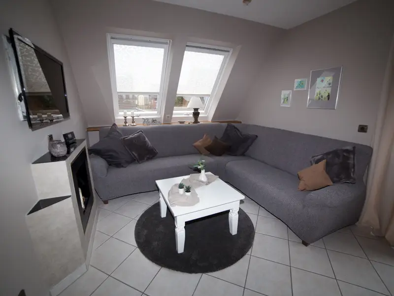 gemütliche Sofaecke mit Flachbildfernseher (Smart TV) gemütliche Sofaecke mit Flachbildfernseher (Smart TV)