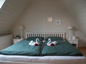 eines der zwei Schlafzimmer (jeweils mit Doppelbett, Flachbildfernseher, Steckdosen in Bettnähe) eines der zwei Schlafzimmer (jeweils mit Doppelbett, Flachbildfernseher, Steckdosen in Bettnähe)