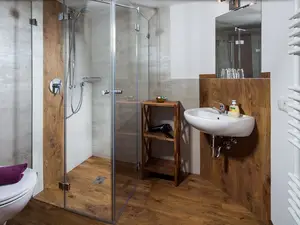 Bad mit Dusche und WC