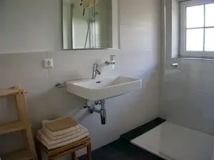 Ferienwohnung 17 - Bad mit Dusche und Fenster