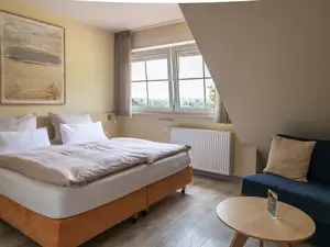 Zimmer 3 - Bett, elektrische Rollläden, Aussicht