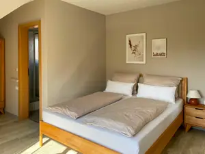 Zimmer 5 - Bett, Bad