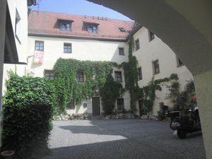 Außenansicht des Gebäudes. Schlossinnenhof mit Gästeparkplatz