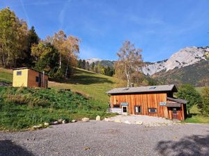 Tinyhaus & Franz´Liftstüberl vor der Preinerwand