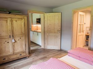 Schlafzimmer mit Doppelbett und alten Bauernschrank