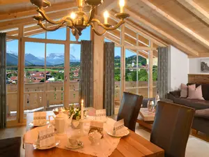 Wohnzimmer mit Panoramafenster