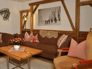 Wohnzimmer mit Couchgarnitur