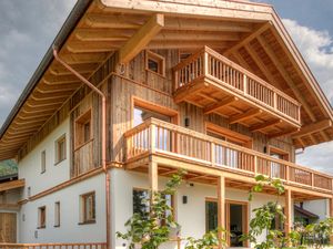 designchalets auf 685 Haus Sommer vom Garten aus