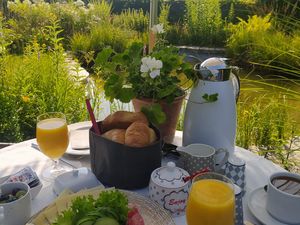 Frühstück gerne auch draußen am Teich