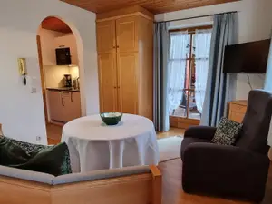 Wohn-Schlafzimmer mit Kochnische