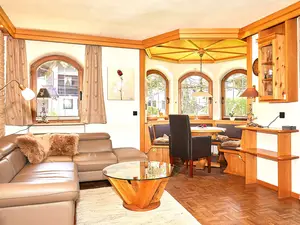 Wohnbereich mit großer Couch und Erker