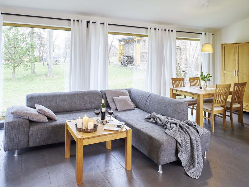 Lindenhaus - Wohnzimmer mit Gartenblick